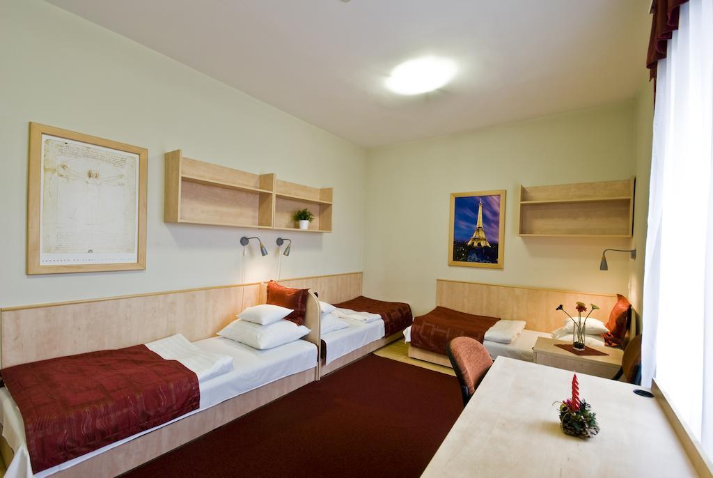 Hotel Kerpely Dunaújváros Quarto foto