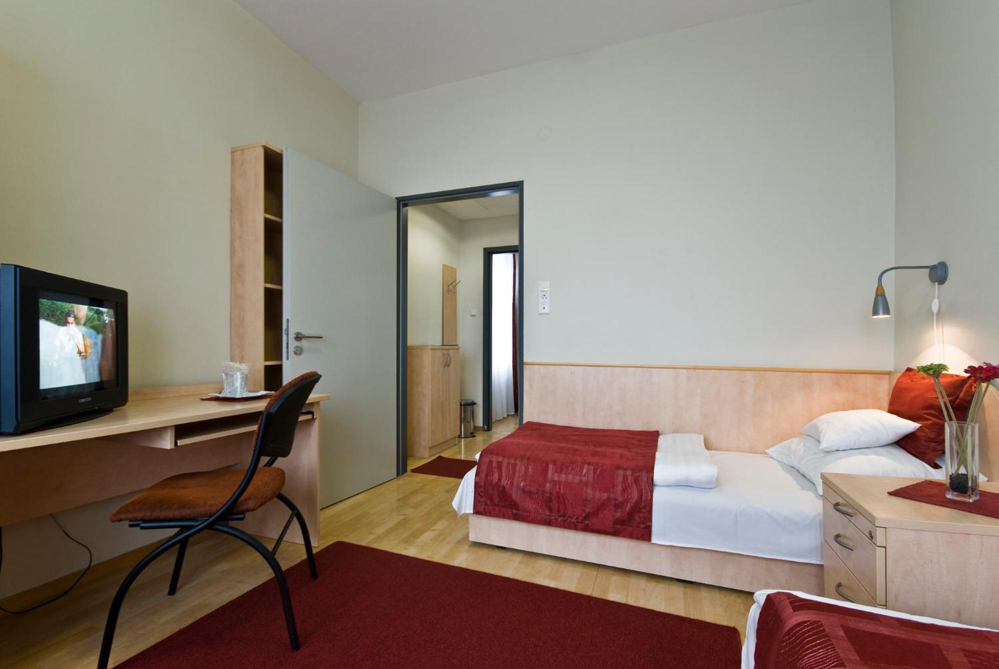 Hotel Kerpely Dunaújváros Exterior foto